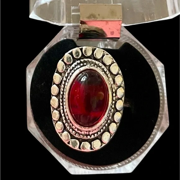 🔥2/$24 or 3/$30🔥 Elegant Red Stone Silver Ring - Picture 3 of 5